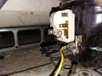 Jak poprawnie podłączyć okablowanie startera Danfoss 103N0021 w chłodziarce?