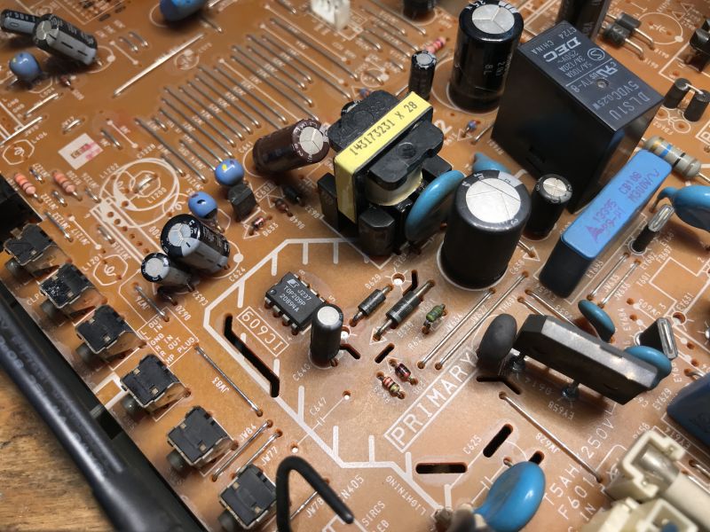 Zbliżenie na płytę główną telewizora CRT z elementami elektronicznymi