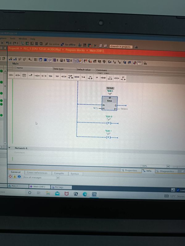Ekran laptopa z TIA Portal, drabinka LAD z timerem TP i wyjściami Q0.0 oraz Q0.1