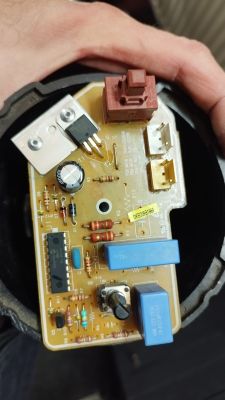 Płytka sterująca odkurzacza Samsung SC5667 Płytka sterująca odkurzacza Samsung z widocznymi podzespołami elektronicznymi
