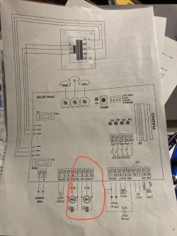 Schemat połączeń sterownika bramy dwuskrzydłowej z zaznaczonymi elementami i połączeniami.