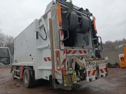 Śmieciarka Renault z zabudową Semat, widok z tyłu na mechanizm zgniatania i panele kontrolne.
