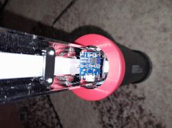 Zmodyfikowana lampka z widocznym modułem TP 4056 i akumulatorem.