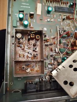 Wnętrze urządzenia elektronicznego z widocznymi elementami obwodu, w tym heterodyną i usuniętymi kondensatorami.