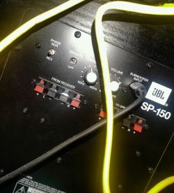 Tylny panel subwoofera JBL SP-150 z widocznymi przełącznikami i regulatorami.