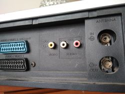 Podłączenie magnetowidu VHS Thomson VTH -6125 G do Smart TV