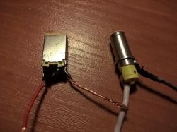 Dlaczego w nieoryginalnej wtyczce zasilacza Lenovo jest rezystor? Dlaczego w nieoryginalnej wtyczce zasilacza Lenovo jest rezystor?