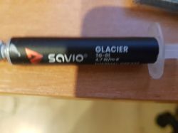 Strzykawka z pastą termoprzewodzącą Savio Glacier na drewnianym blacie