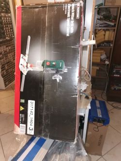 Pudełko wiertarki stołowej marki Parkside z napisem „Bench Pillar Drill with Electronic Speed Control”.