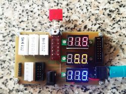 Netzteiltester für das Eurorack-Modularsystem Netzteiltester mit drei digitalen Voltmessern und verschiedenen Anschlussbuchsen.