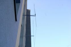 Antena Quad zamontowana na balkonie budynku.