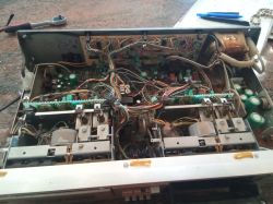 Wnętrze rozebranego magnetofonu z widocznymi kablami i komponentami elektronicznymi