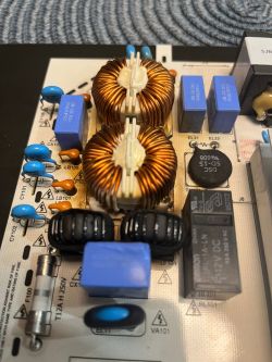 Moduł zasilania z widocznymi elementami elektronicznymi, w tym cewkami i kondensatorami.