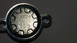 Termostat KSD1 150/0 z metalową obudową i dwoma otworami montażowymi