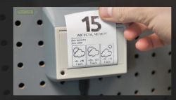 Ręka zrywa kartkę z datą i prognozą pogody z elektronicznego kalendarza.