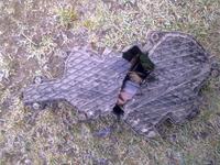 Peugeot 4007 - co to za część z olejem i kabelkami przy tylnej osi?