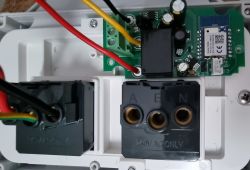 How Does the Single Relay Operate in the Tuya AU Avoir IP66 Dual Smart Socket?