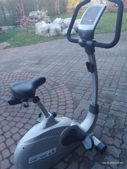 Stacjonarny rower treningowy Kettler Golf CRG 100 na brukowanej powierzchni.