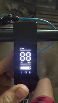 Wyświetlacz hulajnogi elektrycznej BTX 250 Bluetooth z widocznymi ikonami i wskaźnikiem prędkości.