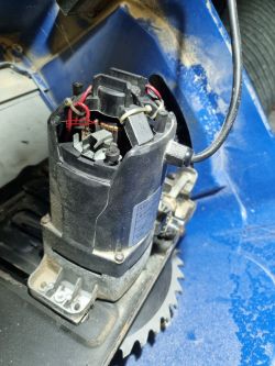 Silnik elektryczny z odkrytą komorą i przewodami.