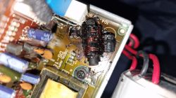 Spalony komponent indukcyjny na płytce subwoofera Harman/Kardon TS11