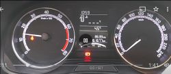 Deska rozdzielcza samochodu Skoda Fabia III z obrotomierzem wskazującym 1450 obrotów na minutę.