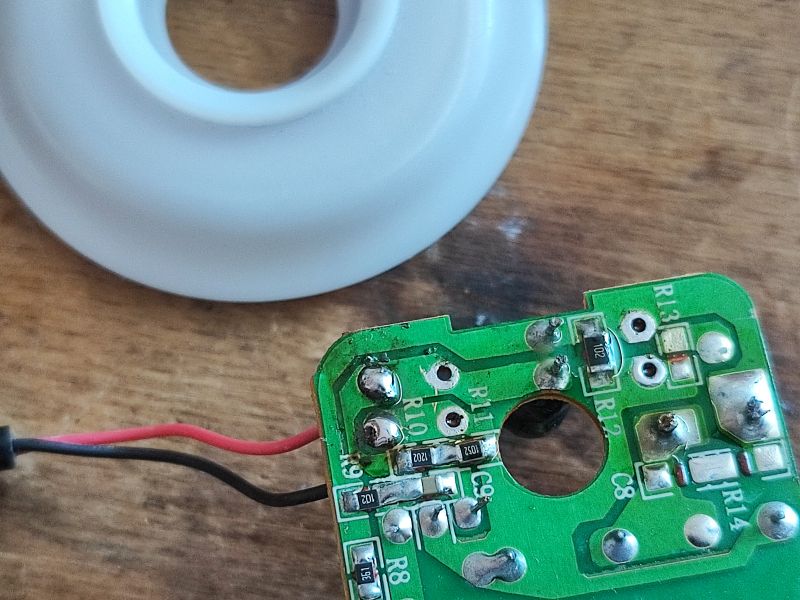 Fragment płytki drukowanej z uszkodzonym elementem