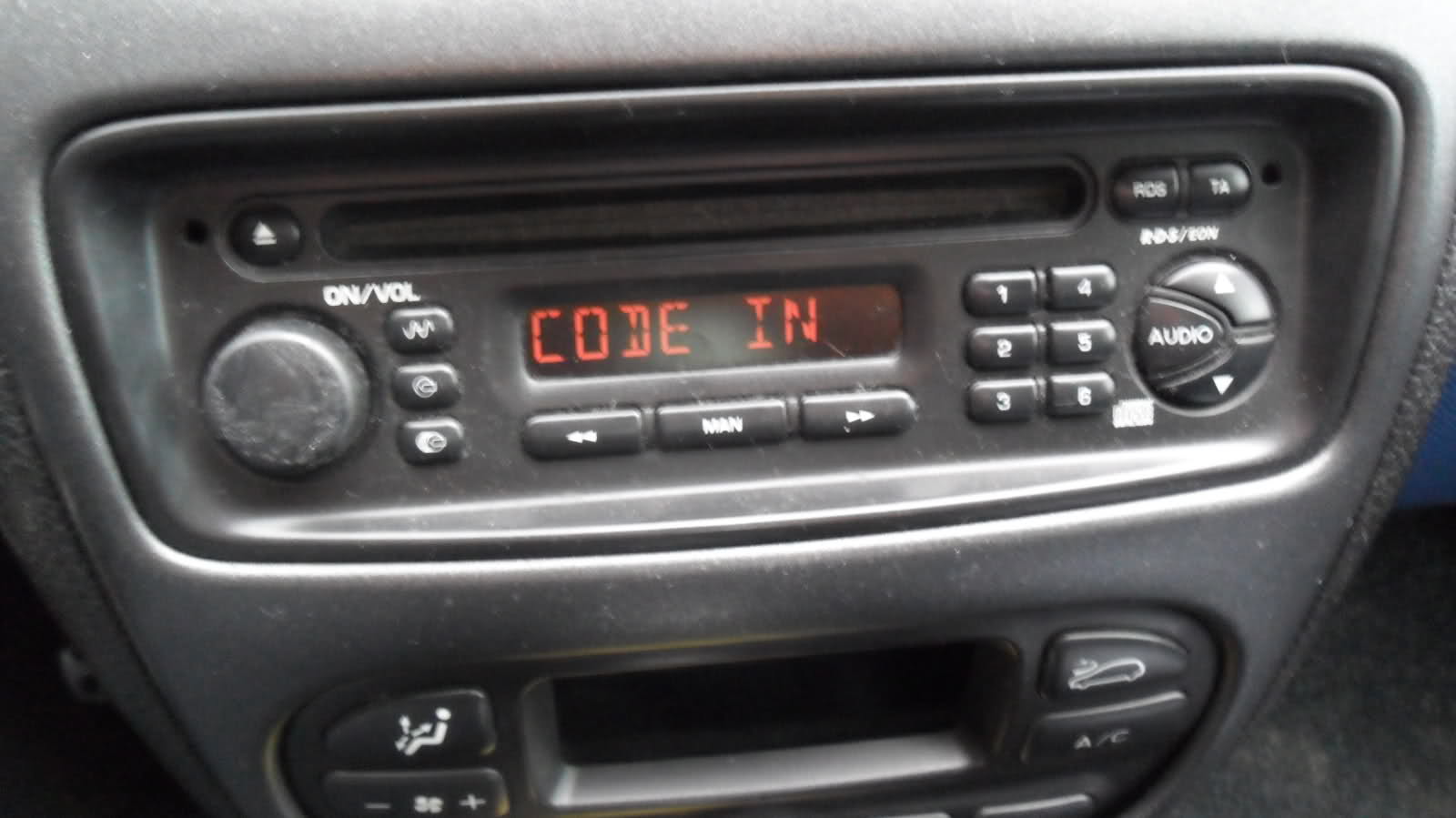 How to install the car stereo PEUGEOT 206 📻 