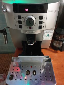 De'Longhi Magnifica SECAM 22.110. SB – nie zapala się i nie miga czerwona ikonka informująca