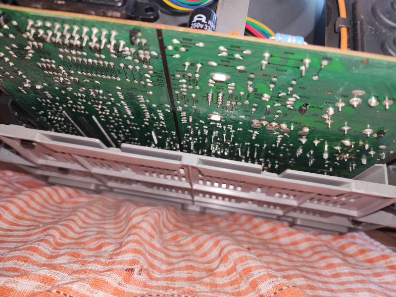 Widok wnętrza telewizora kineskopowego Daewoo K14C5GT, z widoczną płytą główną i podzespołami elektronicznymi.
