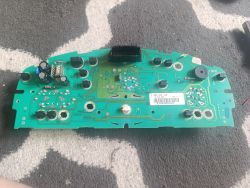 Zielona płytka PCB licznika z wtykiem, elementami i ścieżkami na tle dywanu