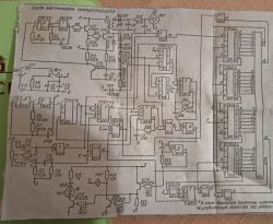 Skan schematu elektronicznego z oznaczeniami elementów i blokami układów scalonych