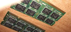 Dwie kości RAM Hynix SO-DIMM DDR3 leżące na drewnianej powierzchni