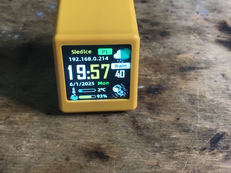 SmallTV-Ultra-Anzeige mit aktuellen Daten Kompakte SmallTV-Ultra-Anzeige mit Wetter- und Zeitinformationen.
