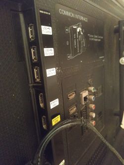 [Sprzedam] Samsung Smart TV 40 UE40H6400AW z przyciemnionym ekranem + 2 piloty, 200 zł