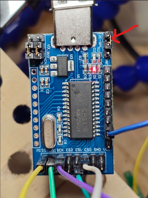 Close-up of a CH341A board with a jumper set to I2C.