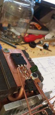Układ elektroniczny z radiatorami oraz kondensatorem w warsztacie.