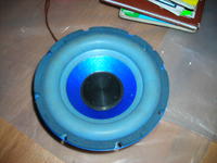 Niebieski subwoofer firmy poszukuję informacji na jego temat