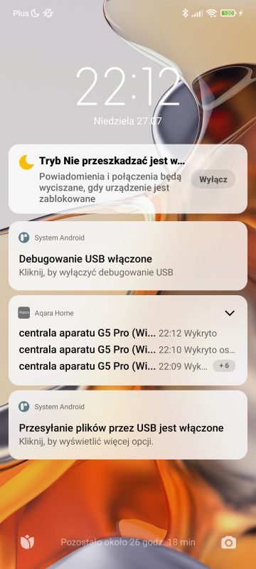 Ekran blokady telefonu z powiadomieniami o trybie Nie przeszkadzać i debugowaniu USB