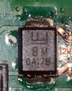 Zbliżenie na element elektroniczny na płytce z oznaczeniami BM 0A17B.