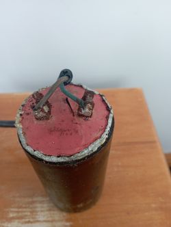 Dlaczego silnik jednofazowy 1,5 kW na 230V buczy oraz wyłącza bezpieczniki?