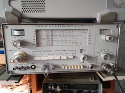 Radziecki generator sygnałowy G4-116 z pokrętłami i wskaźnikami analogowymi