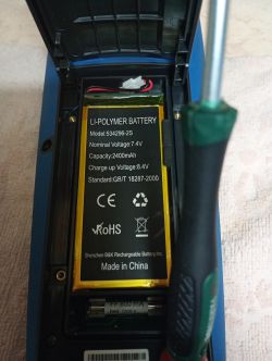 Otwarta obudowa urządzenia z baterią Li‑polymer 7,4 V 2400 mAh i widocznym przewodem