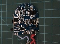 Leiterplatte mit beschrifteten Bauteilen auf technischer Rasterunterlage