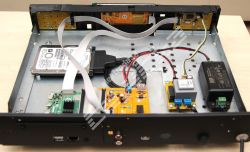Widok wnętrza odtwarzacza audio z Raspberry Pi, dyskiem HDD i płytkami PCB