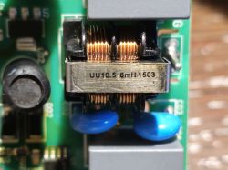 Zbliżenie na cewkę UU10.5 8mH1503 na płytce PCB sprężarki