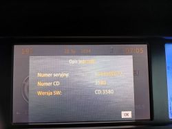 Ekran radia w Citroenie C4 Picasso z informacjami o numerze seryjnym i wersji oprogramowania.