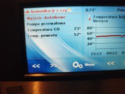 Ekran sterownika kotła z temperaturami CO 73°C, powrotu 57°C i bojlera 72°C