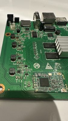 Zbliżenie na płytkę drukowaną z różnymi elementami elektronicznymi.