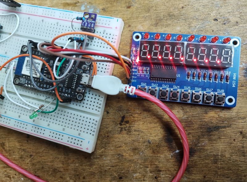 Moduł TM1638 z wyświetlaczem 7-segmentowym i klawiaturą na płytce prototypowej